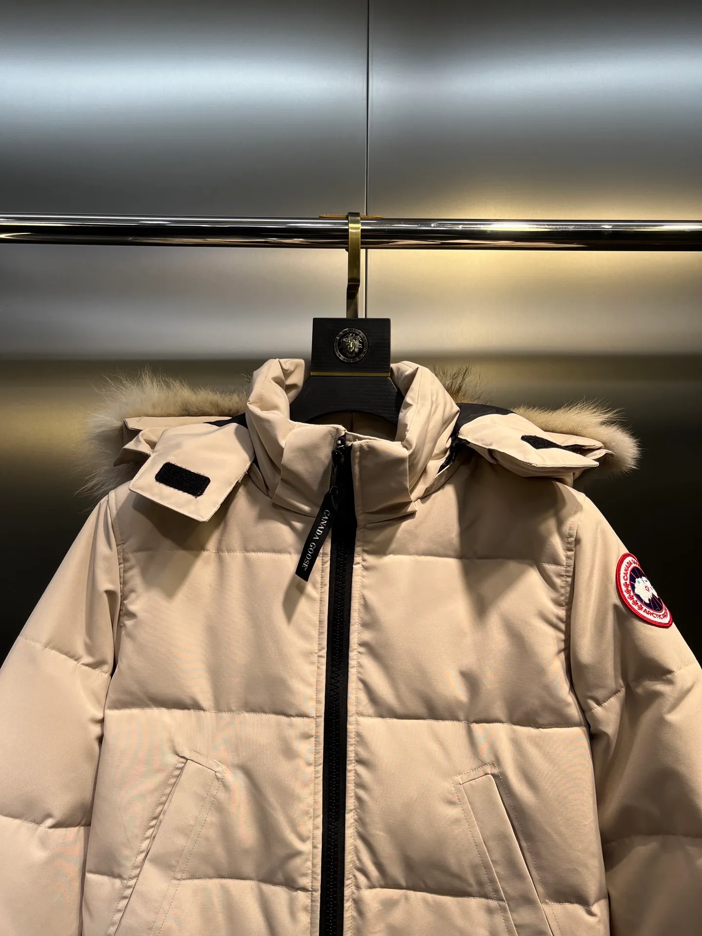 P860 CANADA GOOSE parka 22 styles ➖ Genuine synchronous anti-counterfeiting chip sensor! ➖ Imported 21-count polyester-cotton blended original fabric [last year’s 16-count/18-count hard fabrics have been completely eliminated, this year all use 21-count genuine synchronous fabrics, the soft mid-strap feels delicate and textured], genuine synchronous Feather-Light 10D waterproof coating fabric, made of 84.5 polyester fiber and 15.5 cotton, 100% the best feel in the entire network! ➖ The genuine official website is synchronized with the national standard 80 white duck down, you can check the official website customer service, there will never be a series of misleading claims such as 90 down or goose down! ��� Using the best nylon lining with double double-layer sealing design, velvet-proof No. 7 needle + grid-filled down ready-made garments, there is 100% no so-called velvet running! ➖ The cuffs are designed with thickened seamless threads, and the collar and pockets are lined with top-quality polar fleece to keep you warm and comfortable! ➖ Yoshida YKK provides original custom-made electroplated sliders. YKK two-way lockable zippers are tight and smooth and will not peel off paint! ➖ 3M composite guarantees that the Velcro is the same as the original, durable, and all accessories and hardware are custom-made! ➖ Imported BEHRINGER embroidery machine to customize the 10,000-needle embroidery logo, 98% of which can be reproduced to restore the original logo. You can check and compare on the official website! ➖ The fur collars are all made of large pieces of Western Canadian blue wolf hide, ensuring that each fur collar is 13-15cm wide! size：xs-xl